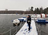 Сотрудники МЧС на Школьном озере в Зеленограде через громкоговорители предупреждают прохожих об ограничении нахождения в многолюдных местах в связи с опасностью распространения коронавируса