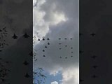 18 самолетов выстроились в цифру 75 и пролетели в небе над Ленобластью