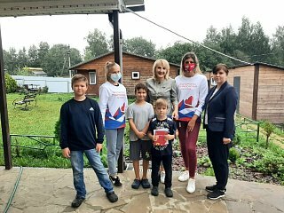 Волонтеры молодежного центра «Подсолнух» в Солнечногорске приняли участие в акции «Скоро в школу»